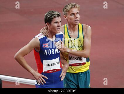 Tokyo, Giappone. 05 agosto 2021. Jakob Ingebrigtsen di Norvegia e Stewart McSweyn di Australia attendono i risultati dopo aver disputato la semifinale maschile di 1500 m ai Giochi Olimpici estivi di Tokyo 2020 a Tokyo, Giappone, giovedì 5 agosto 2021. Foto di Bob strong/UPI Credit: UPI/Alamy Live News Foto Stock