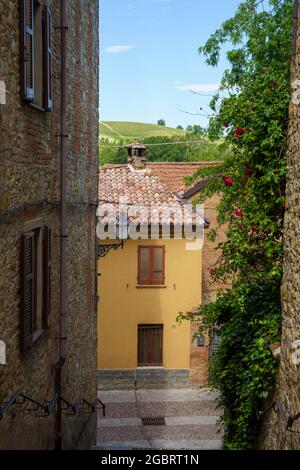 Volpedo, città storica sulle colline di Tortona, Piemonte, Italia. Vecchia strada Foto Stock