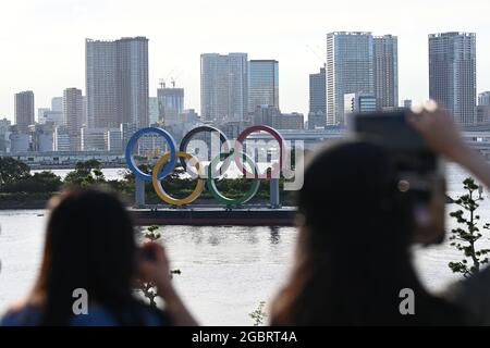 Tokio, Giappone. 05 agosto 2021. I visitatori scattano foto degli anelli olimpici. Credit: Swen Pfoertner/dpa/Alamy Live News Foto Stock