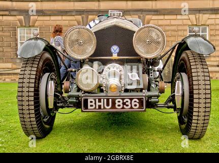 Vista ravvicinata della parte anteriore di un Bentley Blower da 1935 4,25 litri nei terreni di Wentworth Woodhouse, Rotherham, South Yorkshire, Inghilterra Foto Stock