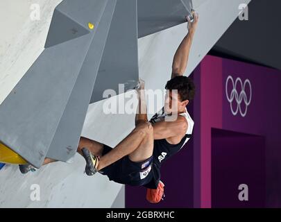 Tokyo, Giappone. 05 agosto 2021. Arrampicata: Olimpiadi, combinata, Bouldering, uomini, finale al Parco Sportivo Urbano Aomi. Nathaniel Coleman dagli Stati Uniti sul muro. Credit: Marijan Murat/dpa/Alamy Live News Foto Stock