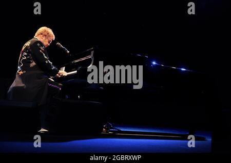 Milano Italia , 2010-09-17, Concerto dal vivo di Elton John al Teatro Arcimboldi : Elton John durante il concerto Foto Stock