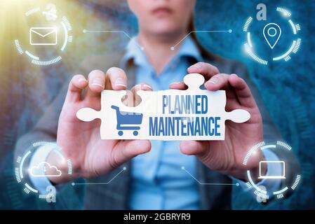 Didascalia di testo che presenta la manutenzione pianificata. Parola per la manutenzione venditiva effettuata base su un piano fisso Business Woman Holding Jigsaw Puzzle Foto Stock