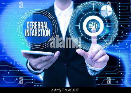 Scrittura manuale dell'infartione cerebrale. Parola scritta sulla necrosi focale del cervello a causa di ischemia completa e lunga Signora in uniforme Holding Telefono premendo Foto Stock