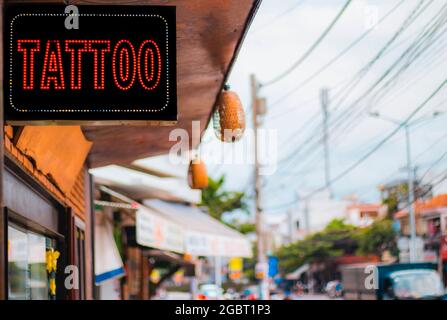 Il lightbox sulla strada della città con il nome del servizio Tattoo Foto Stock