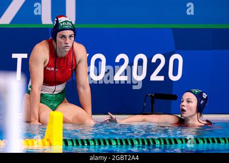 Tokyo, Giappone. 05 agosto 2021. TOKYO, GIAPPONE - 5 AGOSTO: Rebecca Parkes of Hungary, Dora Leimeter of Hungary si sbatte dopo la sconfitta durante il torneo olimpico di Waterpolo di Tokyo 2020 Femminifinale tra Team Spain e Team Hungary al Tatsumi Waterpolo Center il 5 agosto 2021 a Tokyo, Giappone (Foto di Marcel ter Bals/Orange Pictures) Credit: Orange Pics BV/Alamy Live News Foto Stock