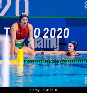 Tokyo, Giappone. 05 agosto 2021. TOKYO, GIAPPONE - 5 AGOSTO: Rebecca Parkes of Hungary, Dora Leimeter of Hungary si sbatte dopo la sconfitta durante il torneo olimpico di Waterpolo di Tokyo 2020 Femminifinale tra Team Spain e Team Hungary al Tatsumi Waterpolo Center il 5 agosto 2021 a Tokyo, Giappone (Foto di Marcel ter Bals/Orange Pictures) Credit: Orange Pics BV/Alamy Live News Foto Stock