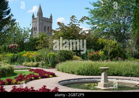 Memorial Gardens e St Mary's Church Tower in estate, a Old Amersham, Buckinghamshire, Inghilterra meridionale Foto Stock