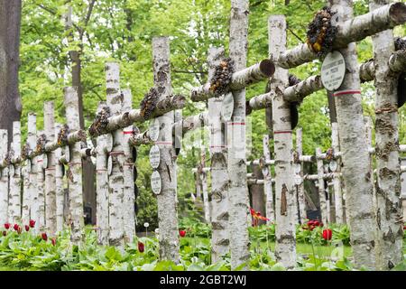 Tombe dei combattenti insorti di Varsavia sul cimitero militare di Powazki (Cmentarz Wojskowy na Powazkach) a Varsavia, Polonia. 17 Maggio 2021 © Wojciech Strozyk / Foto Stock