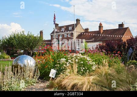 Aiuole e globo nei Memorial Gardens a Old Amersham, Buckinghamshire, Regno Unito, in estate Foto Stock