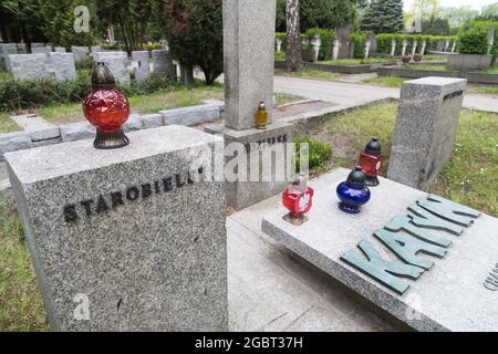 Monumento dedicato alle vittime del massacro di Katyn nel 1940 nel cimitero militare di Powazki (Cmentarz Wojskowy na Powazkach) a Varsavia, Polonia. 1 maggio Foto Stock