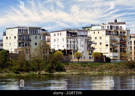 Magdeburg, Germania, 25 maggio 2021: Moderni appartamenti con appartamenti sulle rive del fiume Elba Foto Stock