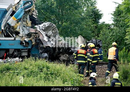 (210805) -- PRAGA, 5 agosto 2021 (Xinhua) -- i soccorritori lavorano sul sito di un incidente ferroviario vicino al villaggio di Milavce, Repubblica Ceca, 4 agosto 2021. Mercoledì due treni sono collassati nella Repubblica Ceca sudoccidentale, uccidendo almeno tre persone e ferendo decine di passeggeri, tra cui molti in condizioni critiche, secondo i media locali. (Foto di Dana Kesnerova/Xinhua) Foto Stock