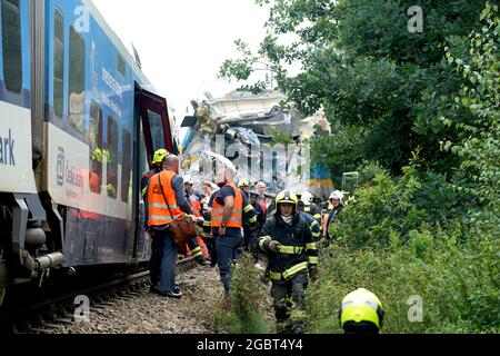 (210805) -- PRAGA, 5 agosto 2021 (Xinhua) -- i soccorritori lavorano sul sito di un incidente ferroviario vicino al villaggio di Milavce, Repubblica Ceca, 4 agosto 2021. Mercoledì due treni sono collassati nella Repubblica Ceca sudoccidentale, uccidendo almeno tre persone e ferendo decine di passeggeri, tra cui molti in condizioni critiche, secondo i media locali. (Foto di Dana Kesnerova/Xinhua) Foto Stock