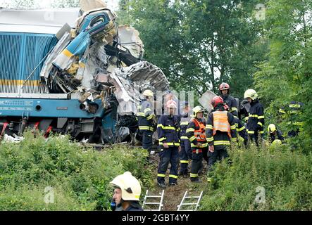 (210805) -- PRAGA, 5 agosto 2021 (Xinhua) -- i soccorritori lavorano sul sito di un incidente ferroviario vicino al villaggio di Milavce, Repubblica Ceca, 4 agosto 2021. Mercoledì due treni sono collassati nella Repubblica Ceca sudoccidentale, uccidendo almeno tre persone e ferendo decine di passeggeri, tra cui molti in condizioni critiche, secondo i media locali. (Foto di Dana Kesnerova/Xinhua) Foto Stock