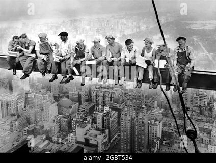 Il pranzo in cima a uno Skyscraper-New York Construction Workers che si affondano su una traversa è una fotografia iconica scattata in cima alla ferro di 30 Rockefeller Plaza. Foto Stock