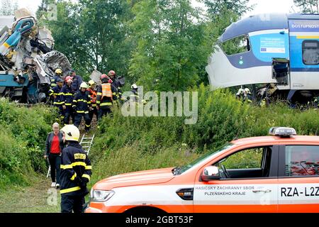 (210805) -- PRAGA, 5 agosto 2021 (Xinhua) -- i soccorritori lavorano sul sito di un incidente ferroviario vicino al villaggio di Milavce, Repubblica Ceca, 4 agosto 2021. Mercoledì due treni sono collassati nella Repubblica Ceca sudoccidentale, uccidendo almeno tre persone e ferendo decine di passeggeri, tra cui molti in condizioni critiche, secondo i media locali. (Foto di Dana Kesnerova/Xinhua) Foto Stock