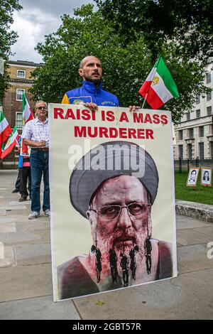 WESTMINSTER LONDRA 5 agosto 2021. Una manifestazione di fronte a Downing Street organizzata dai sostenitori del Consiglio Nazionale della resistenza dell'Iran (NCRI) per protestare contro l'inaugurazione del nuovo presidente dell'Iran Ebrahim Raisi, che accusano di essere responsabile dell'esecuzione di massa di migliaia di membri dell'NCRI nel 1988 . Credit amer Ghazzal/Alamy Live News. Foto Stock