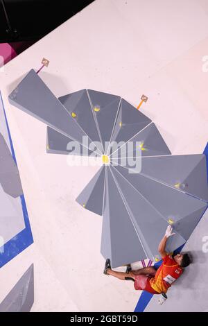 Alberto Gines Lopez (ESP), 5 AGOSTO 2021 - Arrampicata sportiva : Men's Combined Final Bouldering durante i Giochi Olimpici di Tokyo 2020 all'Aomi Urban Sports Park di Tokyo, Giappone. (Foto di Yohei Osada/AFLO SPORT) Foto Stock