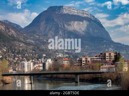 La città argine lungo il fiume Isere. Grenoble. Francia. Foto Stock