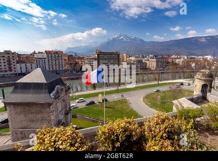 La città argine lungo il fiume Isere. Grenoble. Francia. Foto Stock