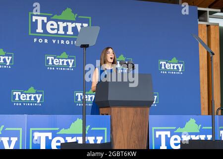 ARLINGTON VA, STATI UNITI - 25 luglio 2021: Virginia speaker della Casa Eileen Filler-Corn parlando ad un raduno di campagna per Terry McAuliffe. Foto Stock