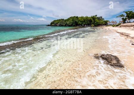 onde sulla spiaggia sull'isola tropicale Foto Stock