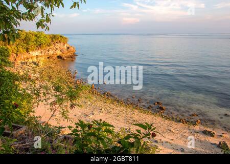 vista su una spiaggia sulla costa Foto Stock