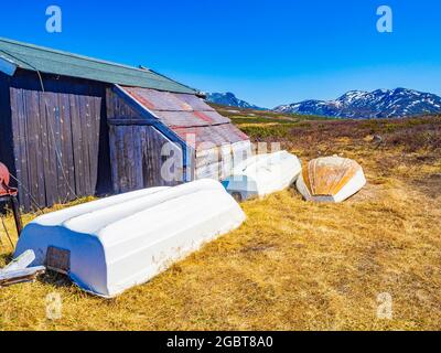 Piccolo rifugio idilliaco con barche da pesca vicino al lago vavatn in Hemsedal Viken Norvegia. Foto Stock