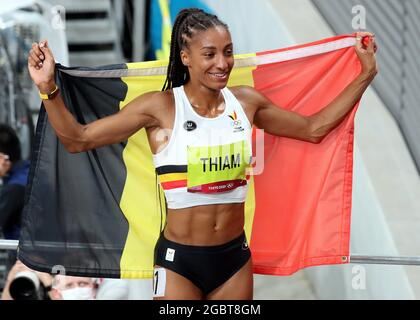 Il belga Nafissatou Nafi Thiam festeggia con la bandiera nazionale dopo aver vinto la gara di 800m, settimo e ultimo evento nel secondo giorno della h femminile Foto Stock