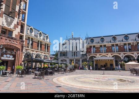 BATUMI, ADJARA, GEORGIA - 2 LUGLIO 2021: La Piazza Batumi è una famosa piazza in stile italiano nel centro storico di Batumi, Georgia, con caffè e ristoranti. Foto Stock