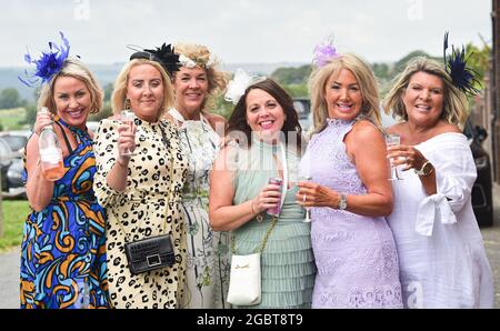 Brighton UK 5 agosto 2021 - i Racegoers sono tutti sorrisi come godono di un bicchiere di spumante come arrivano per Brighton razze Ladies Day in un pomeriggio ventilato: Credit Simon Dack / Alamy Live News Foto Stock