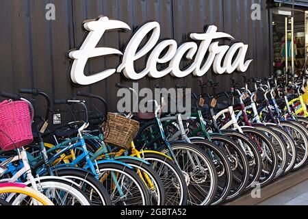 San Pietroburgo, Russia - 04 agosto 2021: Fila di biciclette Electra in piedi all'aperto per la vendita al centro loft per l'arte contemporanea Sevkabel Foto Stock