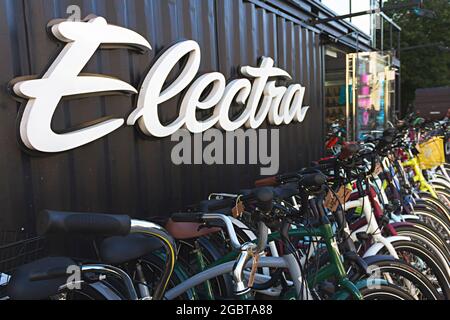 San Pietroburgo, Russia - 04 agosto 2021: Fila di biciclette Electra in piedi all'aperto per la vendita al centro loft per l'arte contemporanea Sevkabel Foto Stock