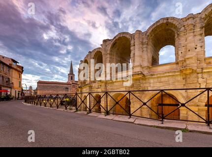 Vista sull'antica arena dell'anfiteatro romano al tramonto. Provenza. Francia. Arles. Foto Stock