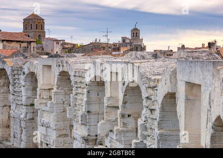 Vista sull'antica arena dell'anfiteatro romano al tramonto. Provenza. Francia. Arles. Foto Stock