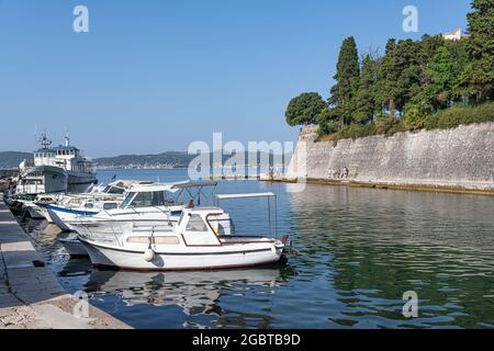 Imbarcazioni da diporto e da pesca presso il porto turistico di Zadar, Dalmazia, Croazia. Foto Stock