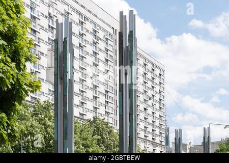 Il Sentiero della memoria un simbolo di passerella in legno che collega due parti del ghetto di Varsavia su via Chlodna a Varsavia, Polonia. 21 maggio 2021. Poll Foto Stock