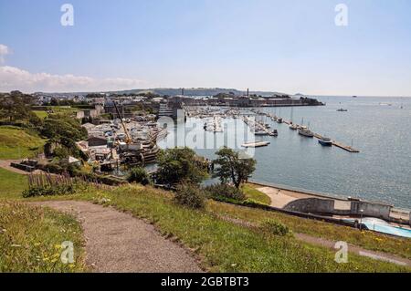 Il Royal William Yard, Plymouth, con la Mayflower Marina e il cantiere navale di Blagdon in primo piano con Plymouth Sound alle spalle. Vedere dal Monte Wise in Deco Foto Stock