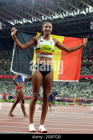 Il belga Nafissatou Nafi Thiam festeggia con la bandiera nazionale dopo aver vinto la gara di 800m, settimo e ultimo evento nel secondo giorno della h femminile Foto Stock