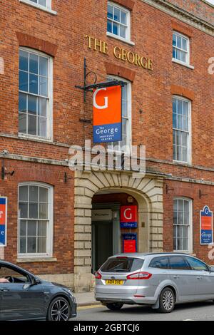 Un tempo il famoso George Hotel, ma ora il George Shopping Centre, High Street, Grantham, Lincolnshire, Inghilterra Foto Stock