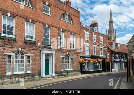 Vine Street, Grantham, Lincolnshire, Regno Unito che conduce alla chiesa parrocchiale di St Wulframs Foto Stock