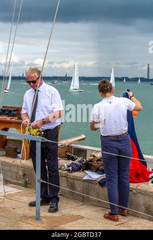 segnalatori alla linea di partenza dello squadrone reale dello yacht durante la settimana di cowes regata annuale di yacht e vela sull'isola di wight, settimana di cowes, isola di wight Foto Stock