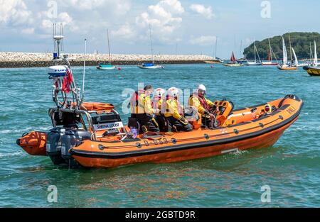 Scialuppa di salvataggio costiera RNLI, gommoni, salvavita, salvataggio di vite in mare, sicurezza marina, servizi di soccorso marittimo, cowes isola di wight, regno unito Foto Stock