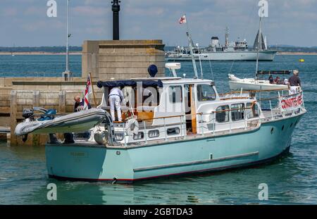 comitato barca a cowes wee yachting regata sull'isola di wight, cowes settimana yacht racing, commissione barca linea di partenza a cowes settimana, royal yacht club. Foto Stock