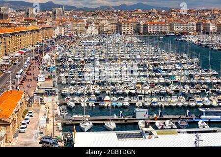 Vista aerea del porto vecchio, del lungomare, degli yacht e delle barche da pesca in una giornata di sole. Marsiglia. Francia. Foto Stock