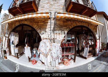 LEFKARA, CIPRO - 29 settembre 2017: Negozio di souvenir che vende prodotti realizzati da argentisti locali e produttori di merletti Foto Stock
