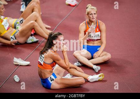 Tokyo, Giappone. 05 agosto 2021. TOKYO, GIAPPONE - 5 AGOSTO: Anouk Vetter dei Paesi Bassi ed Emma Oosterwegel dei Paesi Bassi che festeggiano la loro medaglia d'argento e di bronzo dopo aver gareggiato sull'Heptathlon delle Donne durante i Giochi Olimpici di Tokyo 2020 allo Stadio Olimpico il 5 agosto 2021 a Tokyo, Giappone (Foto di Yannick Verhoeven/Orange Pictures) NOCNSF ATLETIEKUNIE Credit: Orange Pics BV/Alamy Live News Foto Stock