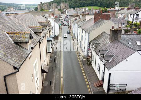 Le stradine strette con parcheggio limitato a Conwy North Wales Foto Stock