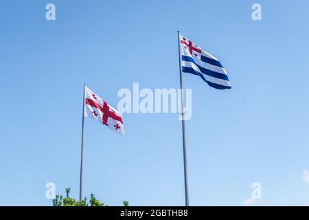 Bandiere nazionali di Georgia e Adjara su sfondo blu cielo Foto Stock